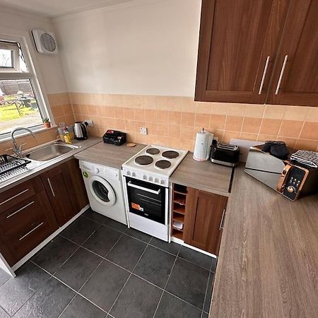 Semi-Detached Chalet - Uddingston, Glasgow Extérieur photo