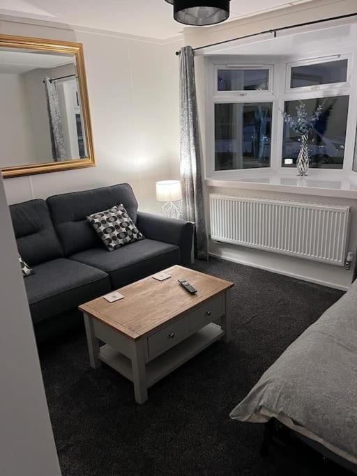 Semi-Detached Chalet - Uddingston, Glasgow Extérieur photo