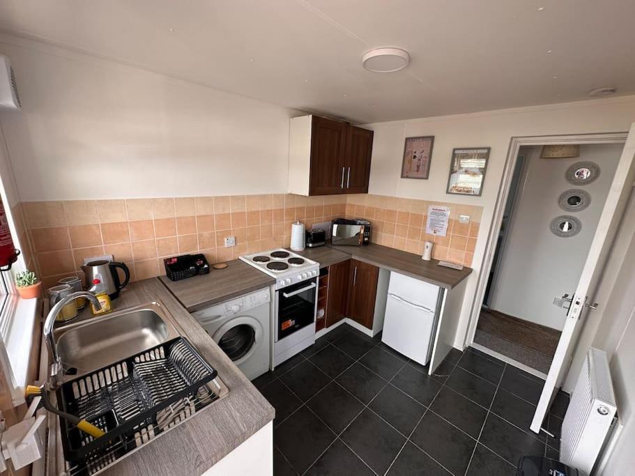 Semi-Detached Chalet - Uddingston, Glasgow Extérieur photo