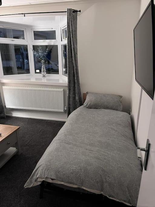 Semi-Detached Chalet - Uddingston, Glasgow Extérieur photo