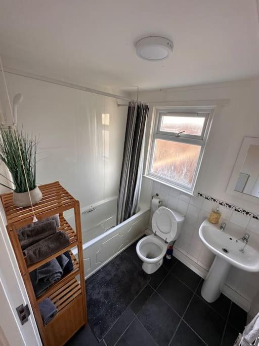 Semi-Detached Chalet - Uddingston, Glasgow Extérieur photo