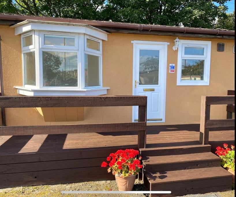 Semi-Detached Chalet - Uddingston, Glasgow Extérieur photo