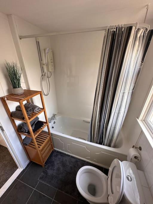Semi-Detached Chalet - Uddingston, Glasgow Extérieur photo