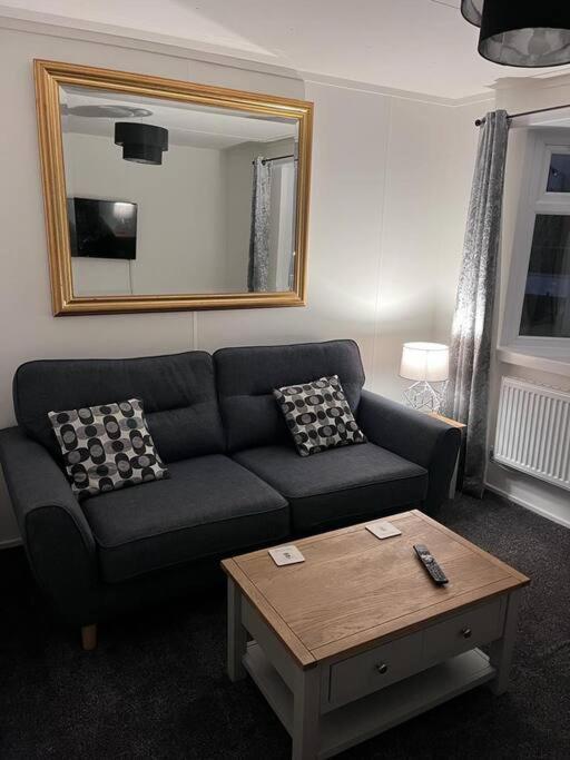 Semi-Detached Chalet - Uddingston, Glasgow Extérieur photo