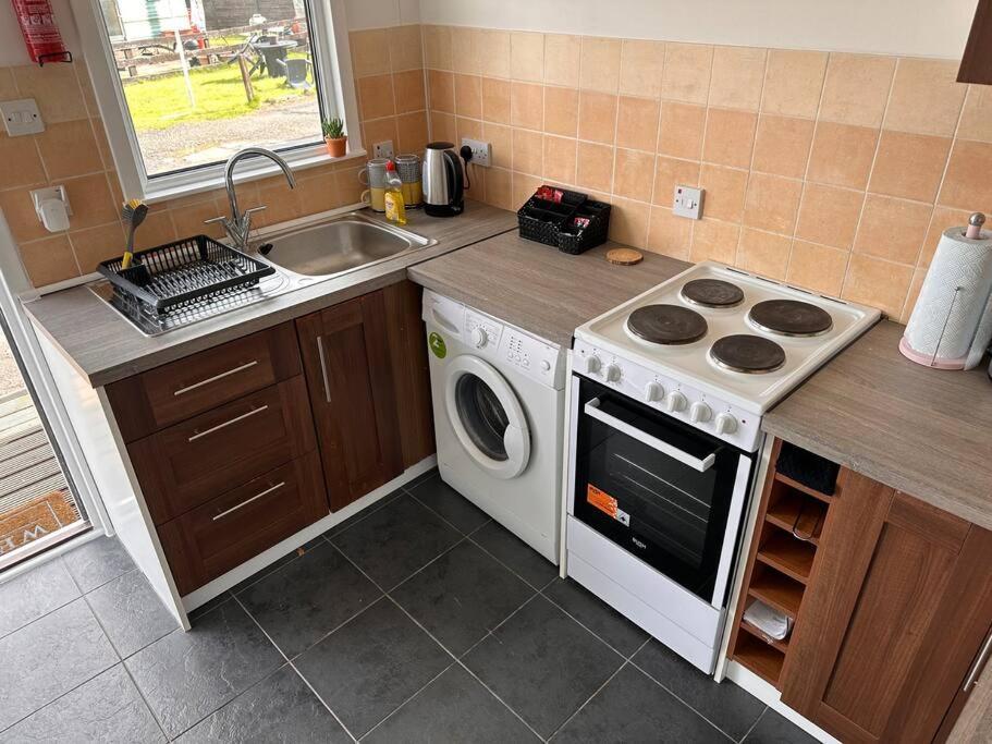 Semi-Detached Chalet - Uddingston, Glasgow Extérieur photo