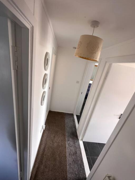 Semi-Detached Chalet - Uddingston, Glasgow Extérieur photo