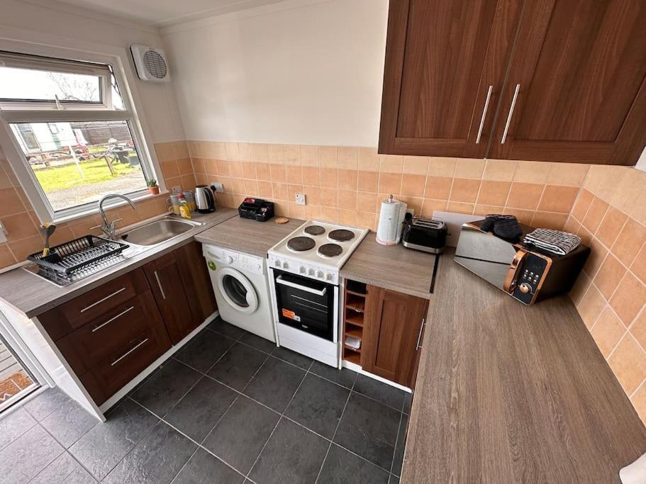 Semi-Detached Chalet - Uddingston, Glasgow Extérieur photo